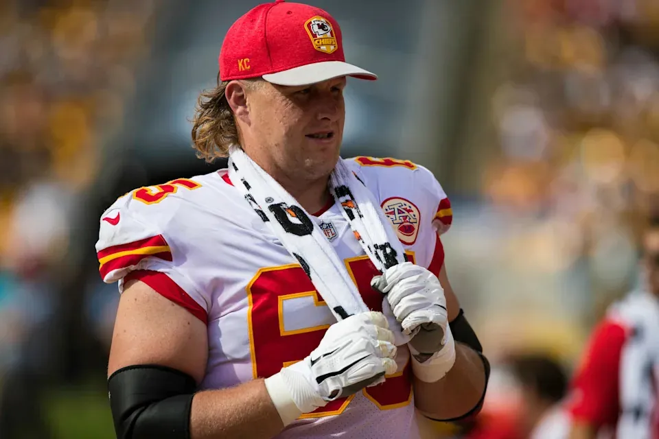 PITTSBURGH, PA - SEPTEMBER 16: Kansas City Chiefs offensive tackle Jordan Devey looks on during the NFL football game between the Kansas City Chiefs and Pittsburgh Steelers. (Photo by Mark Alberti/Icon Sportswire via Getty Images)